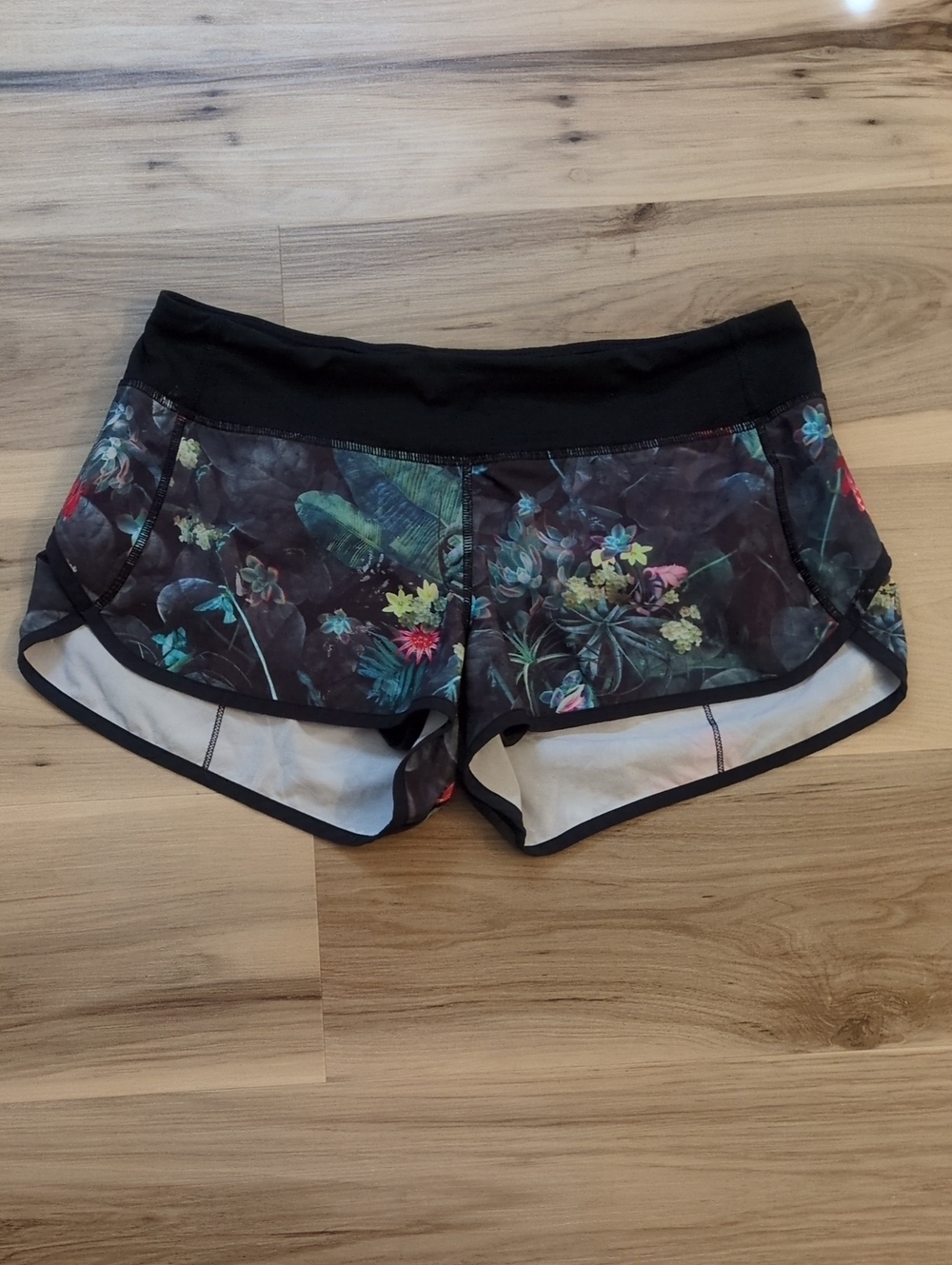 EUC Lululemon Run Speed Short Size 8